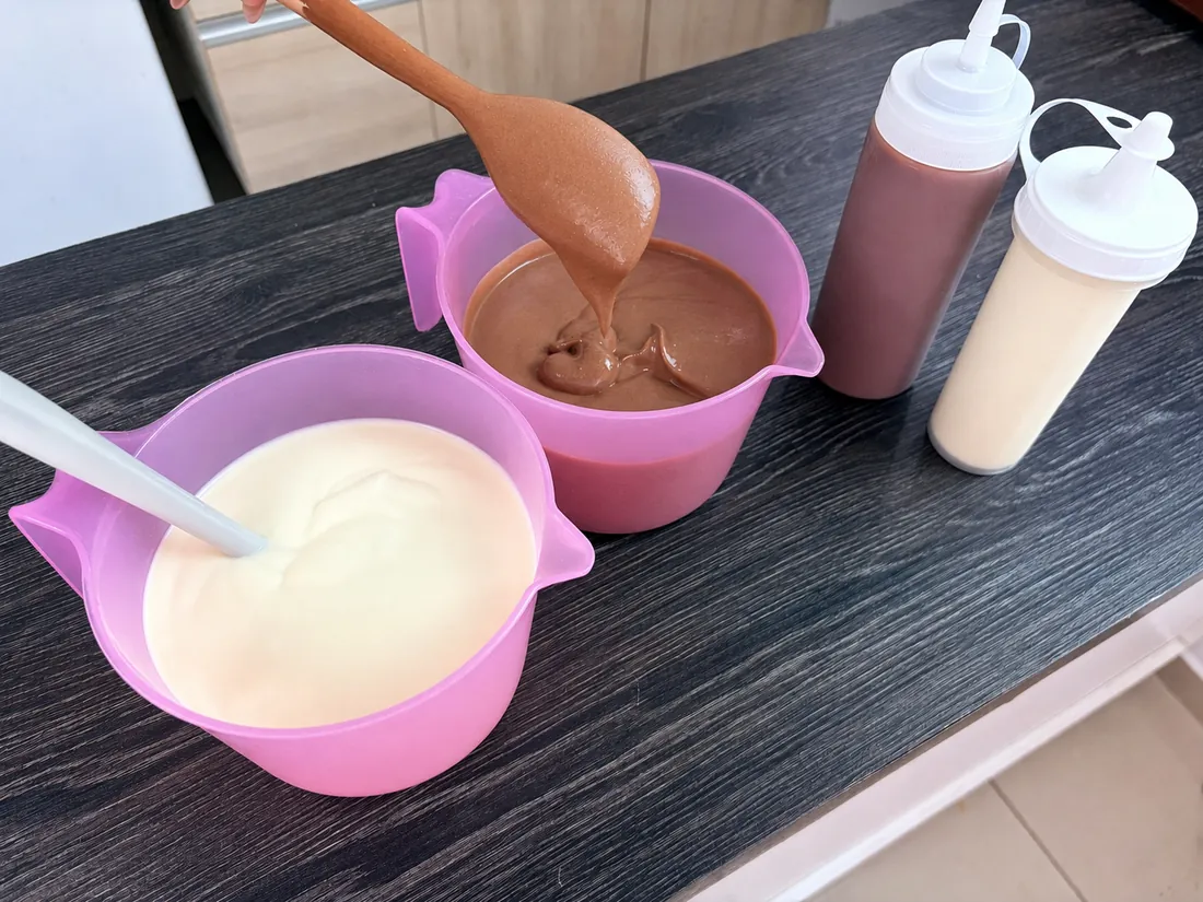 Caldas cremosas de ninho e de chocolate preparadas em bacias